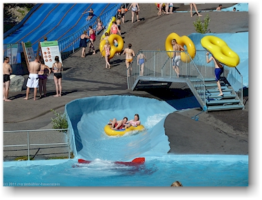 mathias und katrin auf der doppelreif-rutsche im wasserpark serena bei lahnus, FI