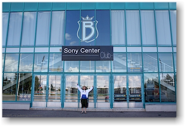 katrin vor dem eishockeystadion barona areena in espoo, FI