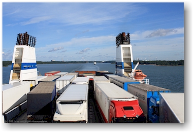 blick ueber das offene lastwagendeck zurueck auf die kueste von naantali, FI