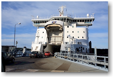 verladerampe zur faehre im hafen von naantali, FI
