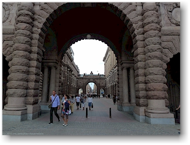 riksgatan beim riksdagshuset (reichstagsgebaeude) in stockholm, SE