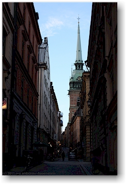 abenddaemmerung in den gassen von gamla stan in stockholm, SE