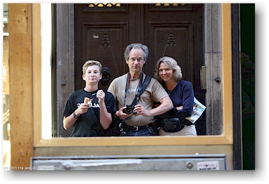 the ambis - selbstportrait in einem spiegel in der altstadt gamla stan in stockholm, SE