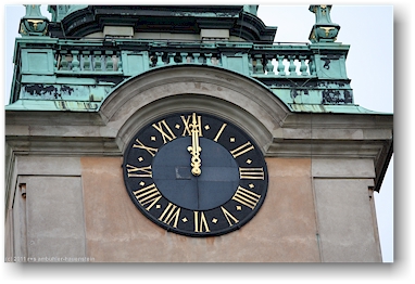 zwoelf uhr mittags - noch 15 minuten bis zum beginn der wachabloesung im innenhof des koenigsschlosses in stockholm, SE
