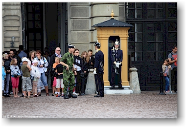 letzte anweisungen vor der wachabloesung im innenhof des koenigsschlosses in stockholm, SE