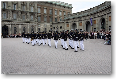 einmarsch der abloesung in den innenhof des koenigsschlosses in stockholm, SE