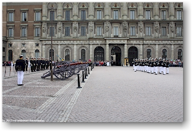 wachhabende und abloesende truppe im innenhof des koenigsschlosses in stockholm, SE