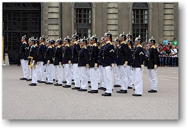 die abloesende truppe steht stramm im innenhof des koenigsschlosses in stockholm, SE