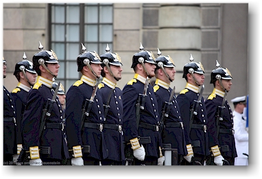 wachhabende truppe bei der wachabloesung im innenhof des koenigsschlosses in stockholm, SE