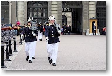 die abloesende truppe ("weisshosen") schreitet den innenhof des koenigsschlosses in stockholm, SE ab