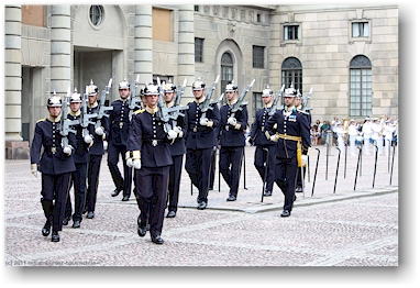die wachhabende truppe ("blauhosen") tritt ab im innenhof des koenigsschlosses in stockholm, SE