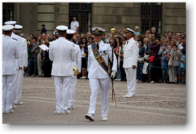 tambourmajorin der kapelle waehrend dem spiel im innenhof des koenigsschlosses in stockholm, SE