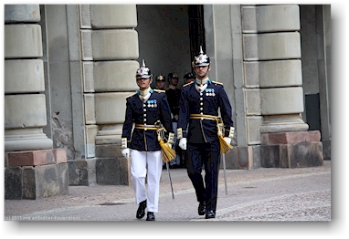 die gruppenfuehrer begeben sich zur eigentlichen wachabloesung im innenhof des koenigsschlosses in stockholm, SE