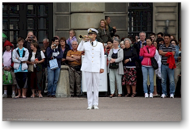 hornblaeser bei der wachabloesung im innenhof des koenigsschlosses in stockholm, SE