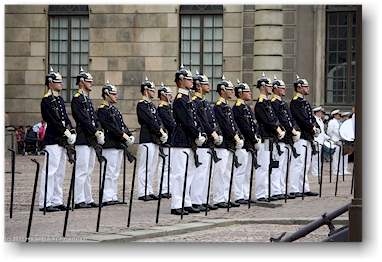 die neue truppe ("weisshosen") hat die wache uebernommen im innenhof des koenigsschlosses in stockholm, SE
