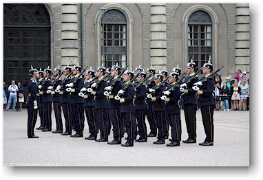 die abgeloeste truppe ("blauhosen") hat das gewehr noch geschultert im innenhof des koenigsschlosses in stockholm, SE
