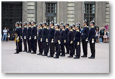 die abgeloeste truppe ("blauhosen") nimmt das gewehr bei fuss im innenhof des koenigsschlosses in stockholm, SE