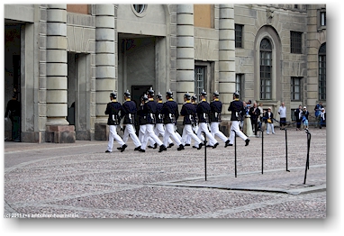 die "weisshosen" verlassen den innenhof des koenigsschlosses in stockholm, SE und treten den dienst an