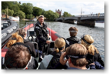 unser steuermann im schnellboot waehrend dem ausflug mit dem schnellboot in stockholm, SE