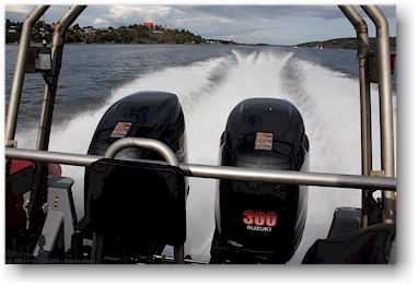 zwei 300 PS-motoren treiben das schnellboot an