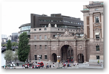 moderner dachaufbau auf dem riksdagshuset (reichtagsgebaeude) in stockholm, SE