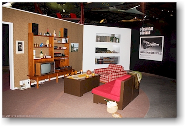 wohnzimmer aus den 70er jahren des zwanzigsten jahrhunderts im flygvapenmuseum (luftwaffenmuseum) bei linkoeping, SE