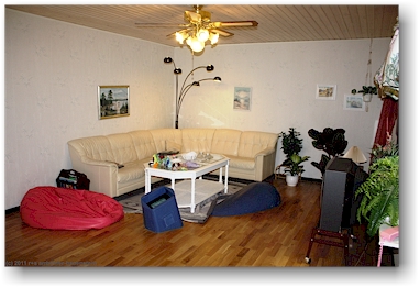 wohnzimmer aus den 80er jahren des zwanzigsten jahrhunderts im flygvapenmuseum (luftwaffenmuseum) bei linkoeping, SE