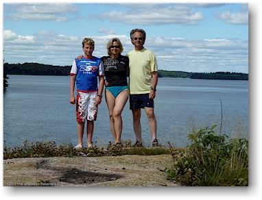 mathias, susanne und reto auf kleiner felsigen insel im stora raengen