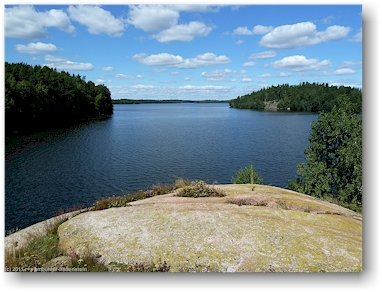 kleine felsige insel im stora raengen