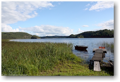 steg und fischerboot am noerdlichen ufer des oevre foellingen bei pinnarp, SE