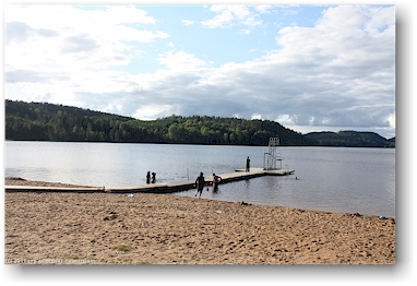 sandstrand am ufer des oevre foellingen beim pinnarp camping bei kisa, SE