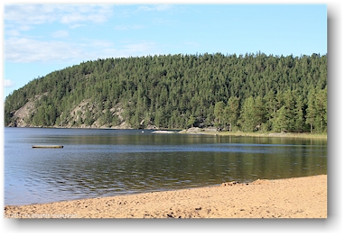 sandstrand am ufer des oevre foellingen beim pinnarp camping bei kisa, SE
