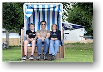 mathias, reto und susanne in einem strandkorb