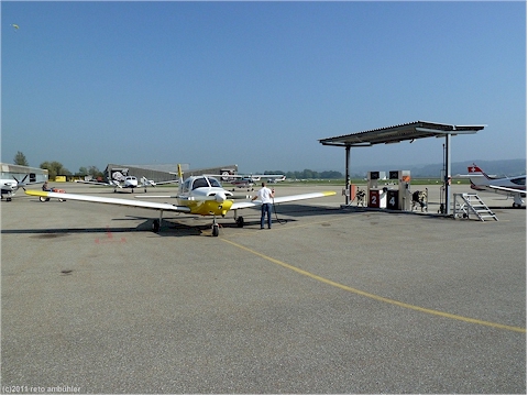14:37 auftanken des flugzeugs auf dem flugplatz grenchen