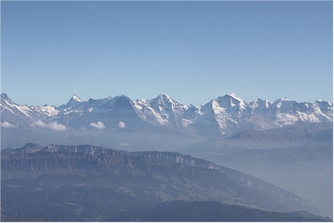 15:49 kurz vor thun, blick auf die berner alpen mit eiger, moench und jungfrau