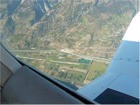 16:34 ueber dem flugfeld bei raron