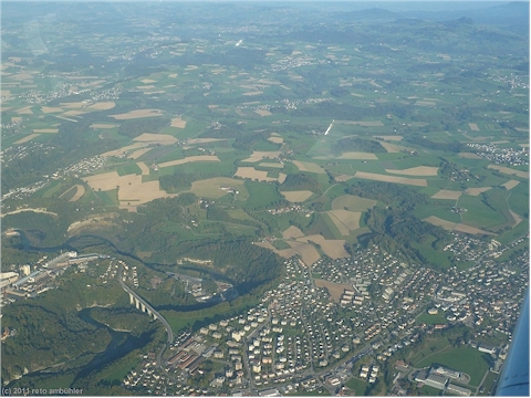 17:19 fribourg verschwindet unter der tragflaeche