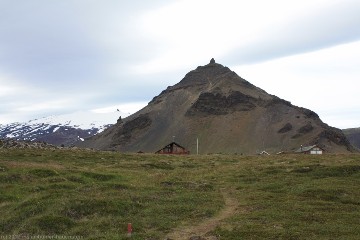 markanter berg in der naehe der kueste bei arnarstapi