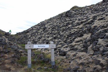 moosbewachsenes lavafeld bei der kueste zwischen arnarstapi und hellnar