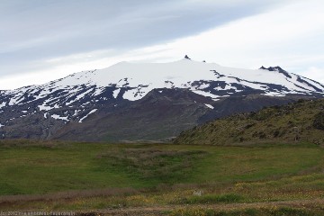 blick auf den snaefellsjoekull von der kueste bei arnarstapi