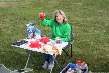 susanne beim fruehstuecken auf dem campingplatz akranes