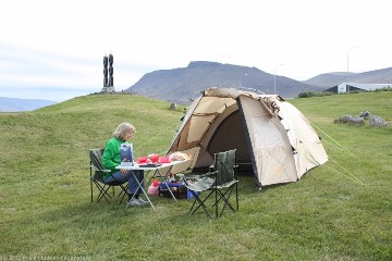 susanne beim fruehstuecken auf dem campingplatz akranes