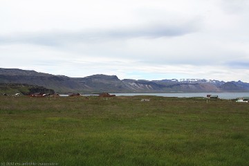 blick von unserem zelt auf dem campingplatz arnarstapi richtung kueste