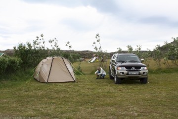 unser wagen und unser zelt auf dem campingplatz arnarstapi