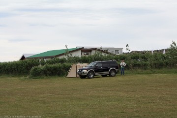 unser wagen und unser zelt auf dem campingplatz arnarstapi