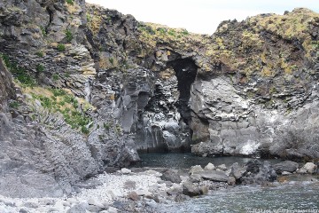 natuerliche bruecke in der steilkueste bei hellnar