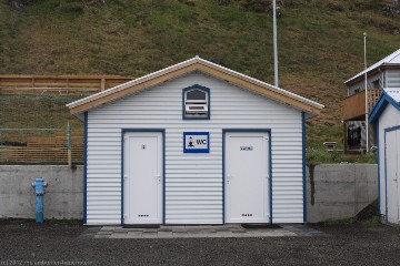 haeusschen mit duschen und toiletten bei den hot pots in drangsnes