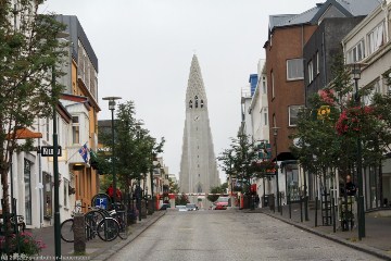 skolavordustigur und hallgrimskirkja in reykjavik