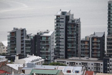 blick vom turm der hallgrimskirkja in reykjavik auf eine moderne hochhaus-siedlung