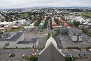 blick vom turm der hallgrimskirkja in reykjavik in die leifsgata
